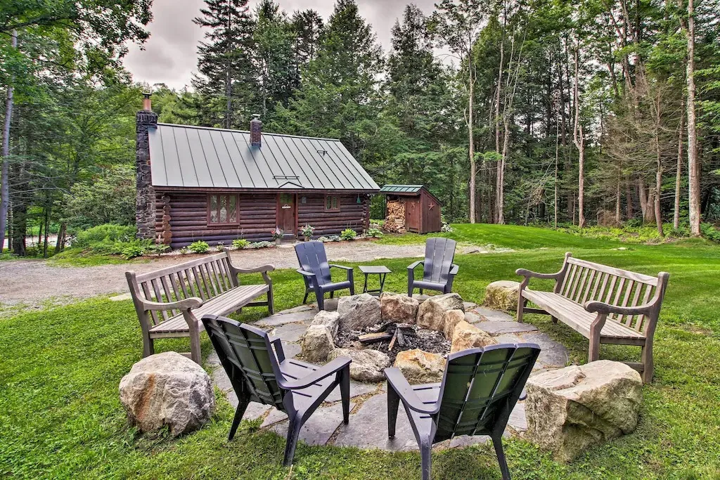 Pet-friendly Vermont cabin rental in Londonderry, Vermont. Photo credit: VRBO.