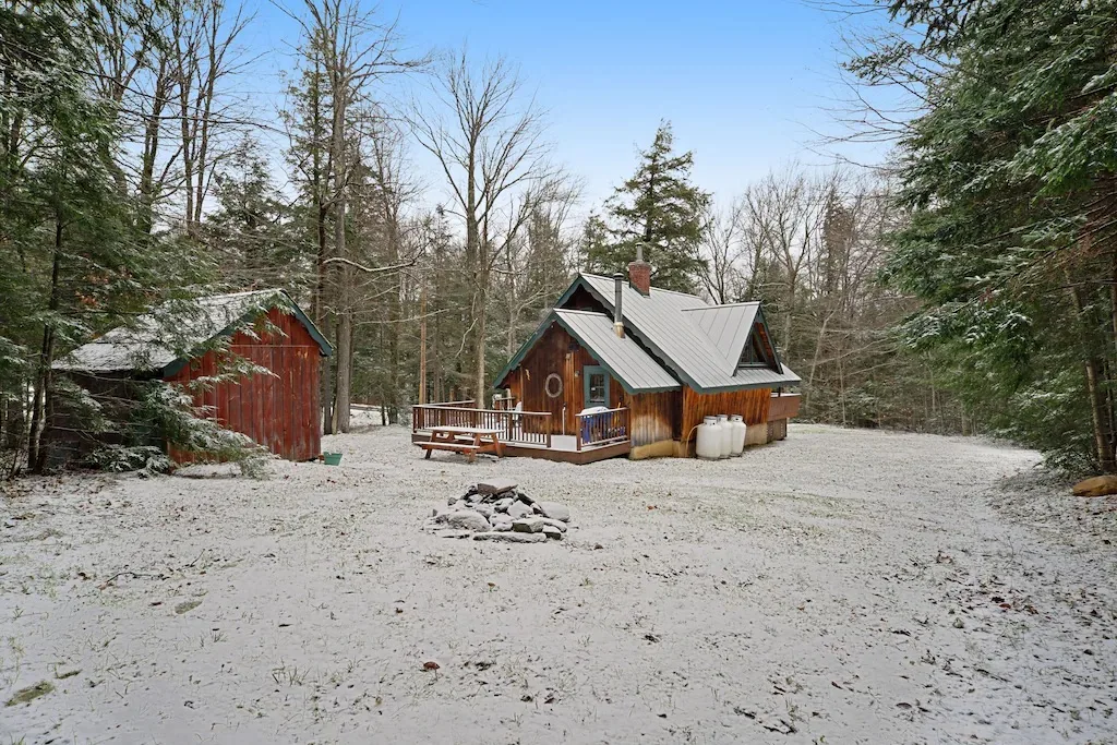 A chalet for rent in Wilmington, Vermont. It is pictured on a snowy winter day. 