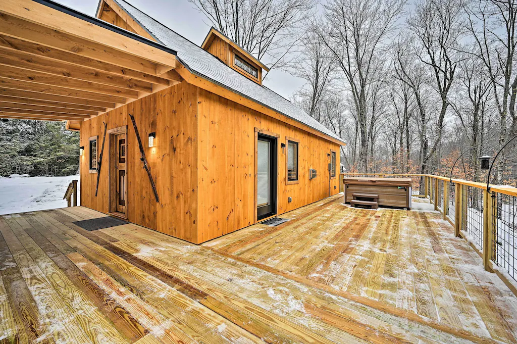 A Vermont cabin with a hot tub in Morristown, VT. Photo source: VRBO 