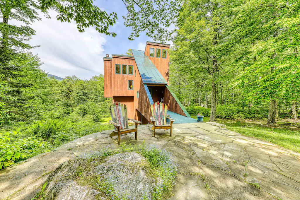 A Vermont cabin rental with a hot tub in the Mad River Valley. Photo source: VRBO