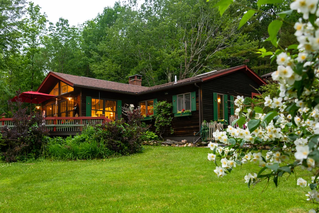 The outside of Velvet Antlers Cottage in Vermont.