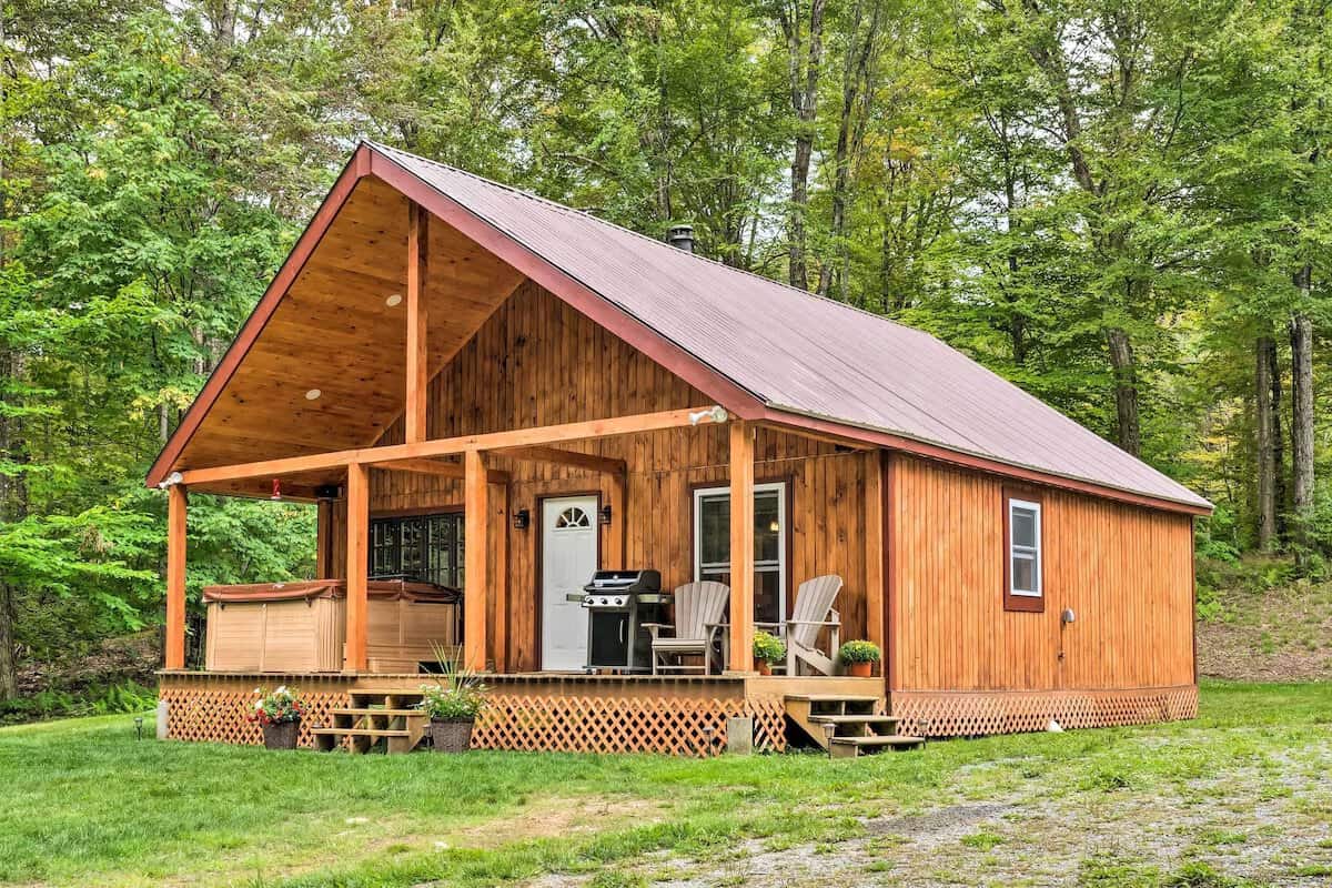 Pet-friendly cabin in Victory, Vermont. 