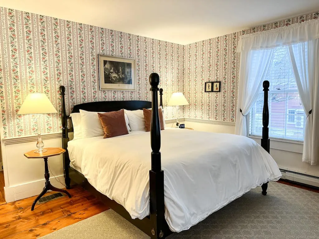 A king size bedroom at the Grafton Inn.